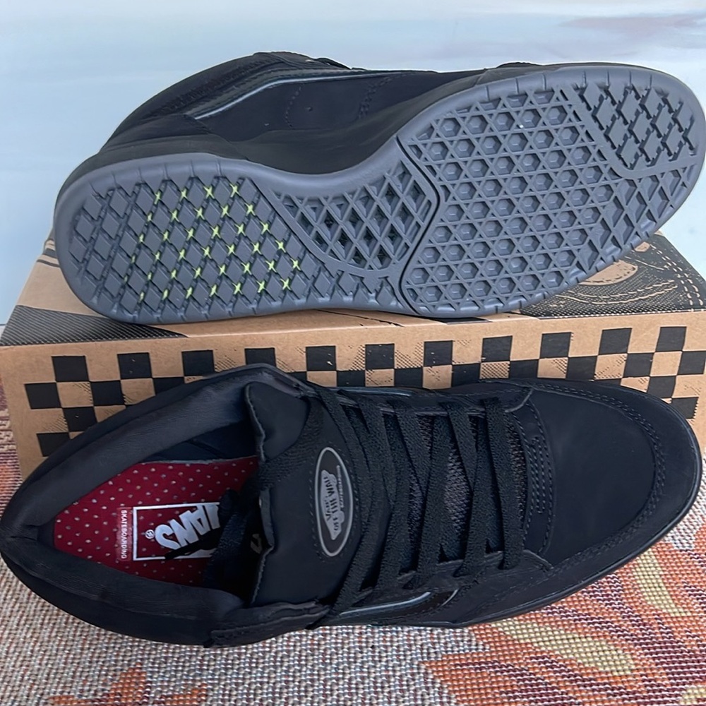 Vans Men’s Zahba Mid Black/Pewter
VN000CBSHR0 Sneakers - Picture 14 of 16